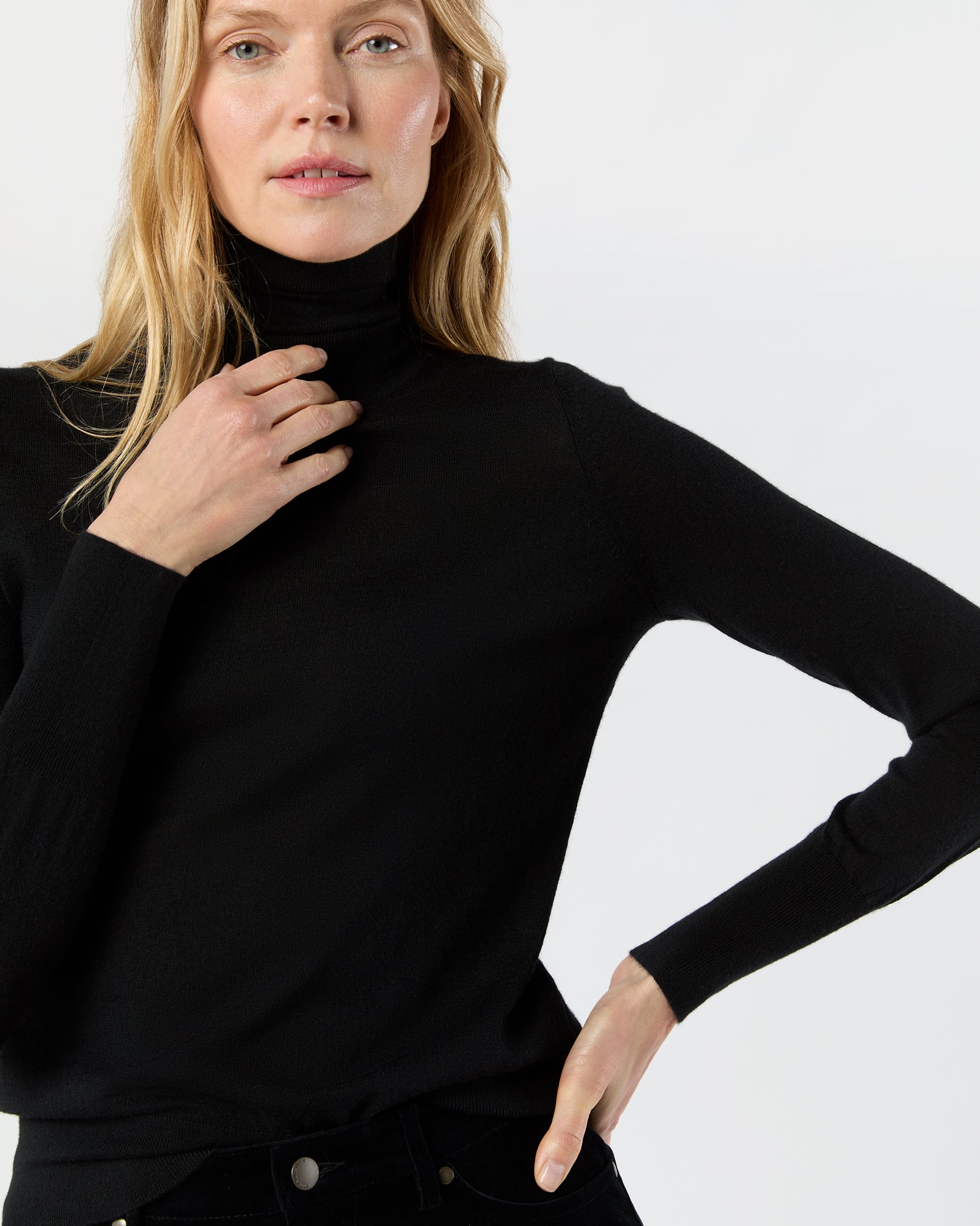 Alida Turtleneck Sweater in Black Cashmere