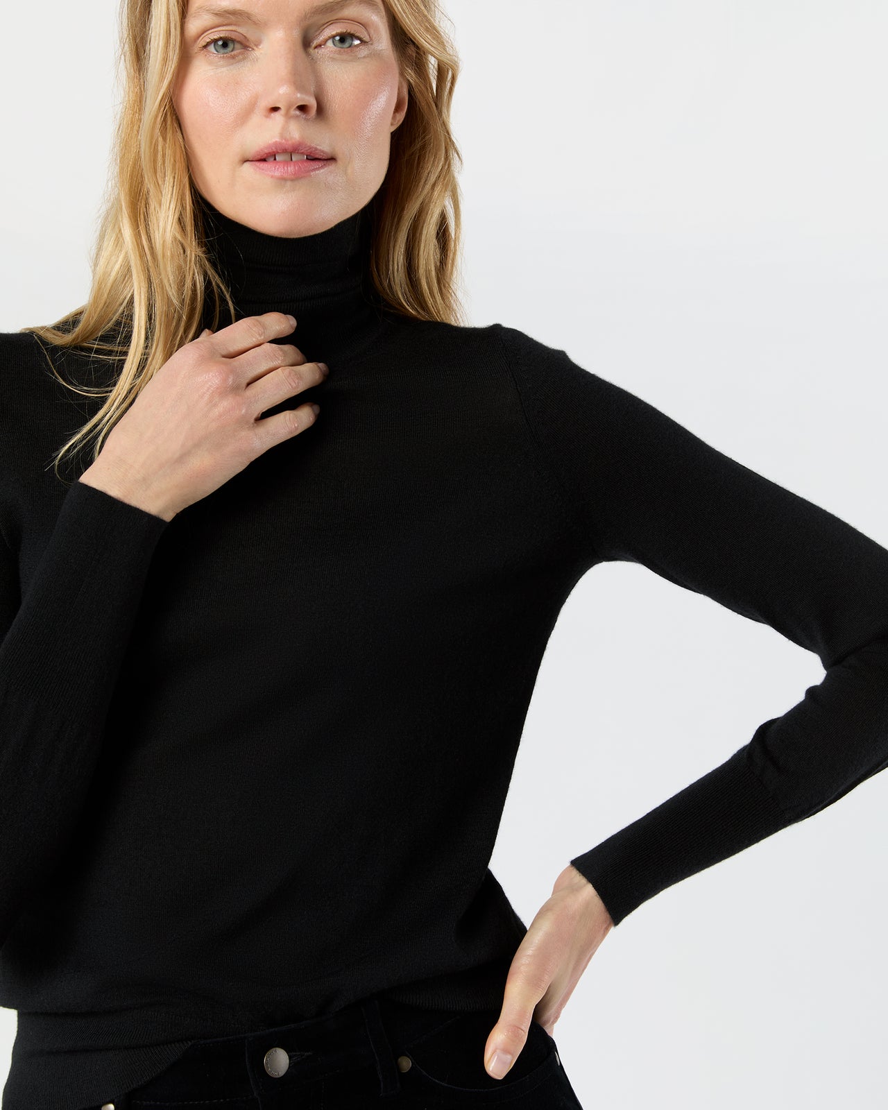 Alida Turtleneck Sweater in Black Cashmere