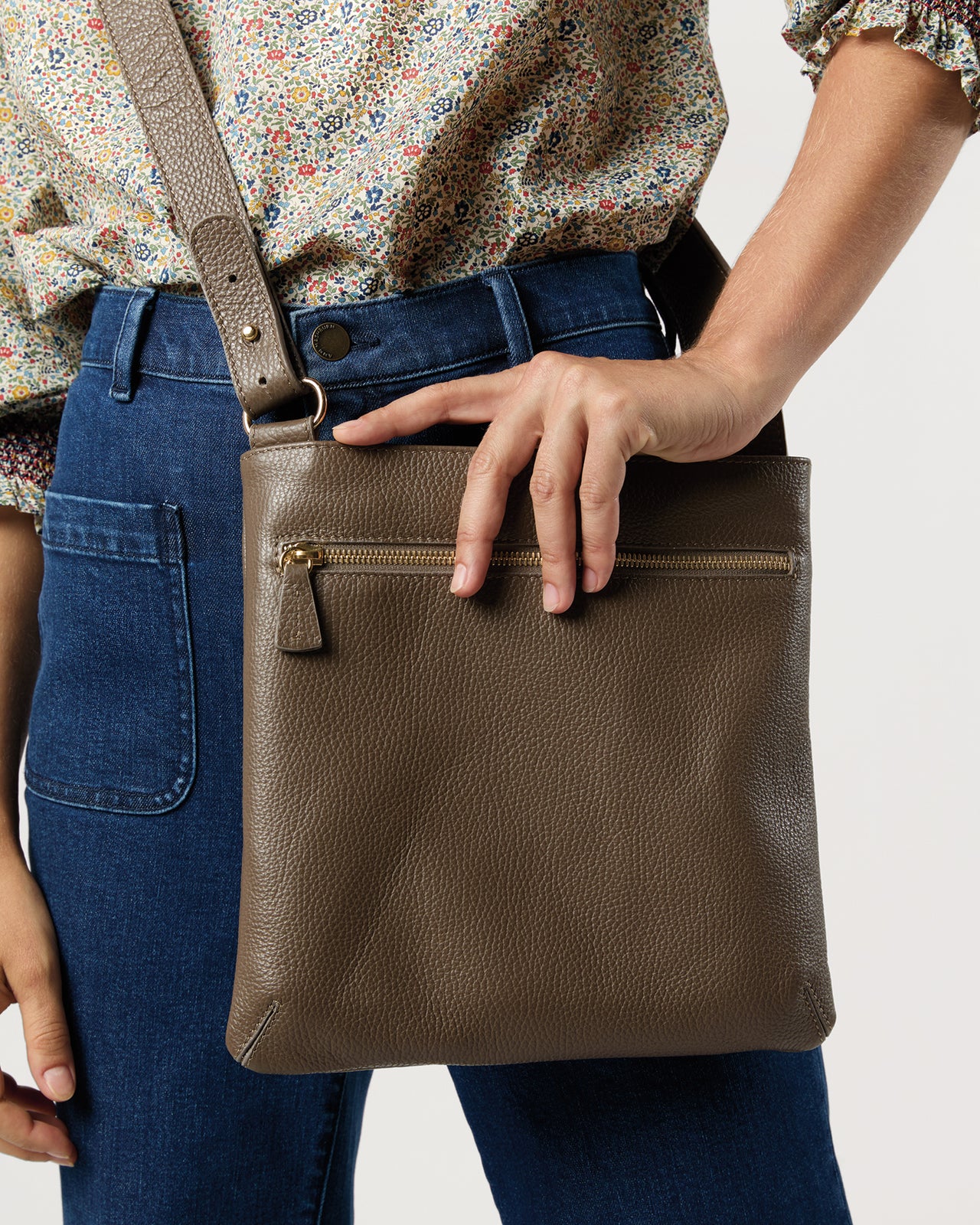 Crossbody Pouch in Dark Taupe Leather