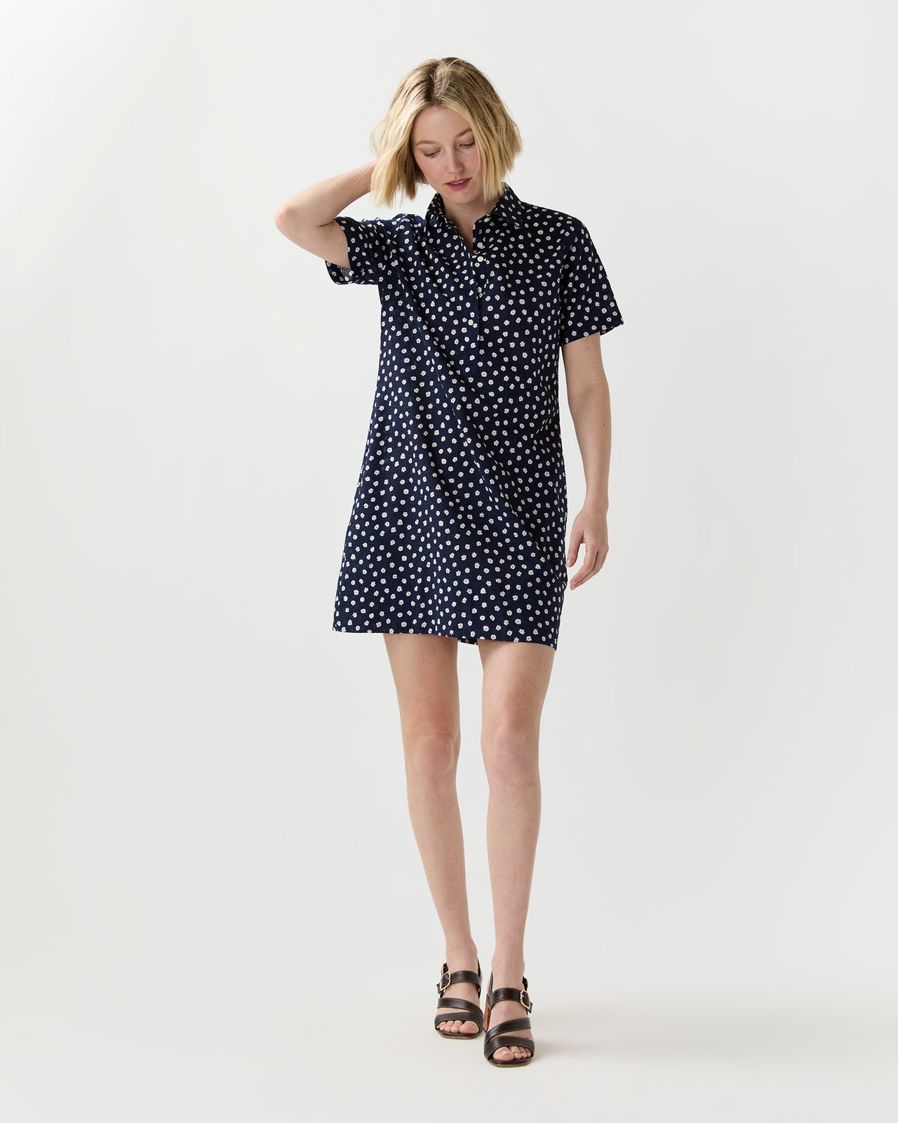 Short-Sleeved Popover Dress in Navy Daisy Crinkle Cotton Short-Sleeved Popover Dress in Navy Daisy Crinkle Cotton