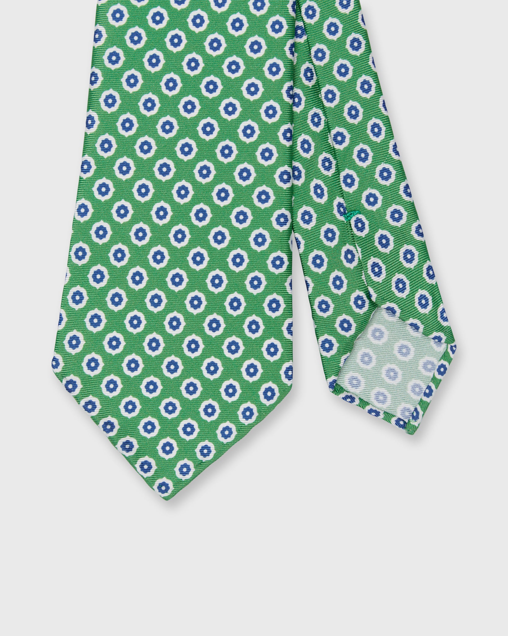 クリスチャンダダ KARAKUSA loop tie Silk Print Tie in Green/Chalk/Navy Foulard | Shop Sid Mashburn