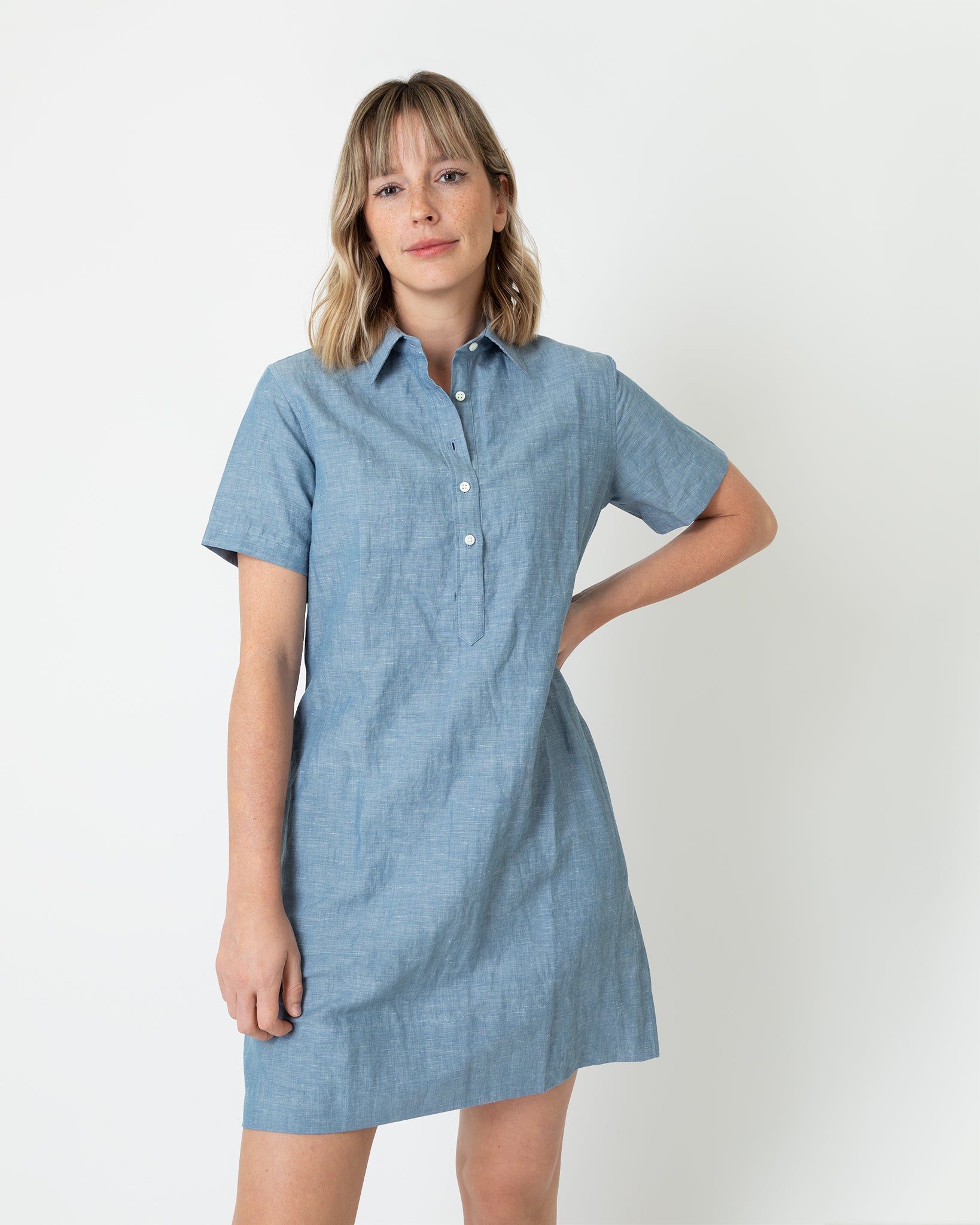 Short-Sleeved Popover Dress in Extra Light Washed Cotolino Chambray